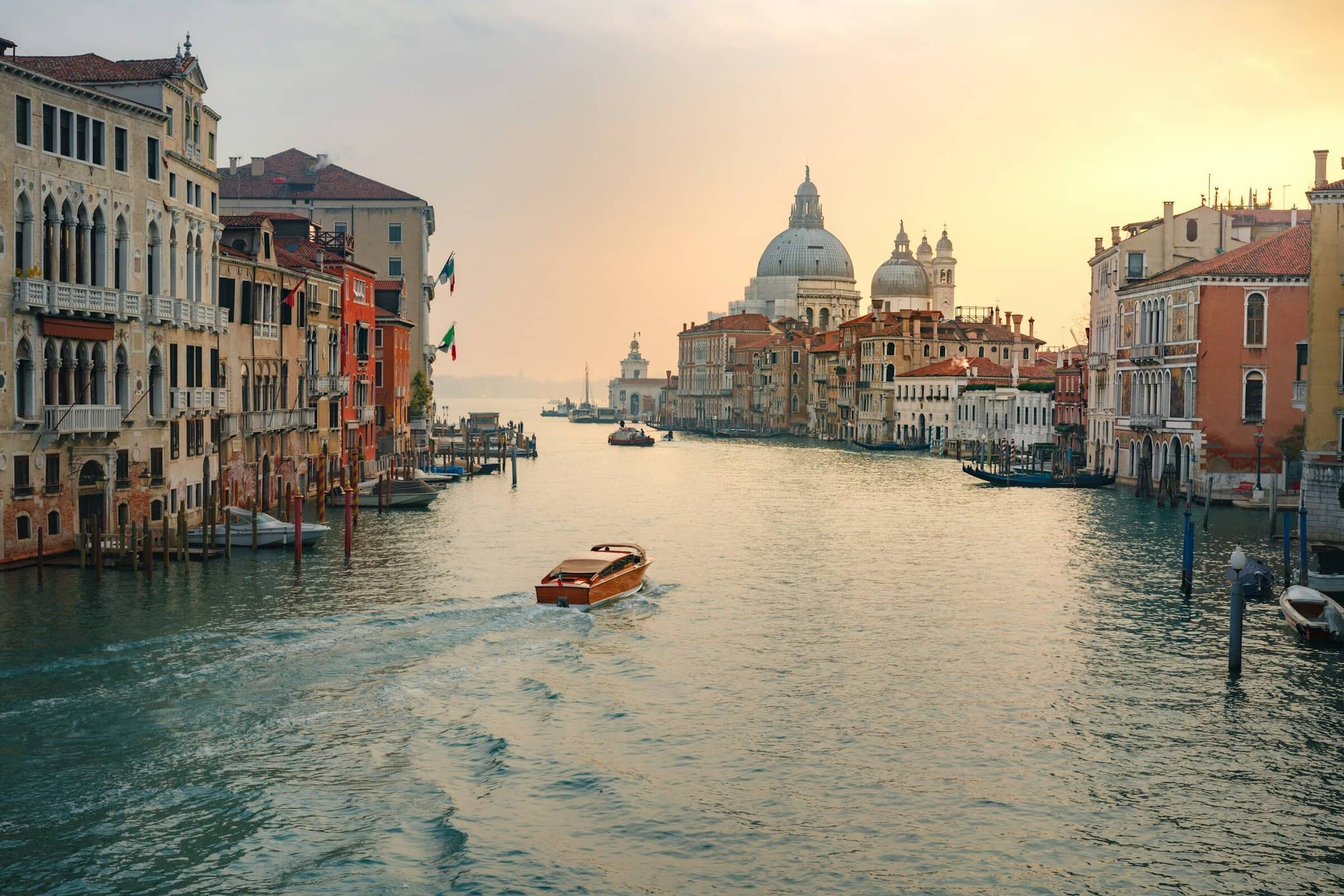 A canal in San Polo with moored boats and Venetian palazzo facades, near the Rialto market area.
